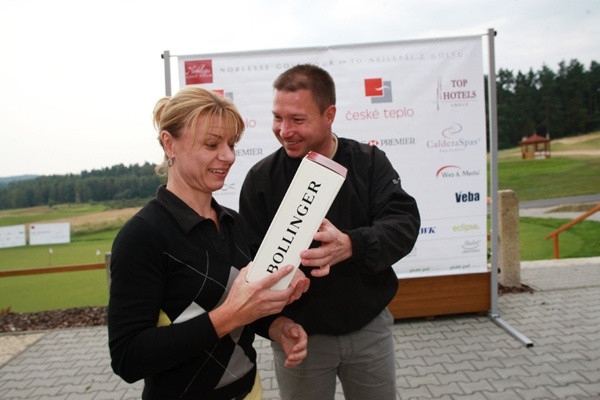 Martin Sklenář a Lucie Antonsonová s šampaňským za longest drive