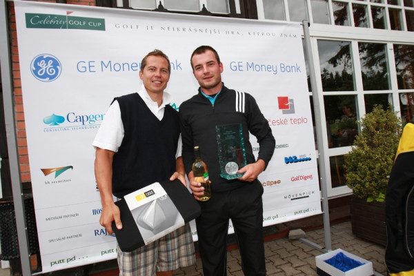 Radim Lukeš ze společnosti Partners (vlevo) předal cenu za tzv. three hole master Lukáši Braunovi