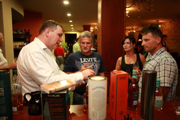 Petr Fous (vlevo) a jeho výklad při degustaci whisky