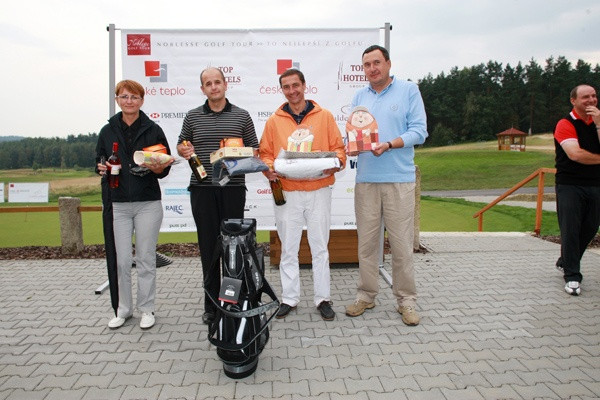 Nejlepší tři v kategorii HCP 18,1 - 36 a Petr Turek z Českého tepla (vpravo)
